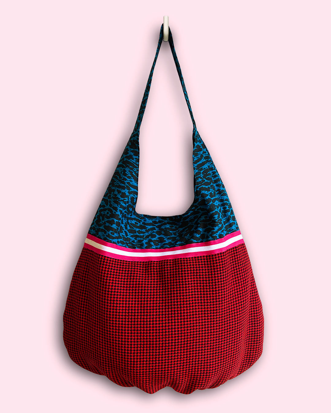 unieke, handgemaakte en kleurrijke hobobag van PIEKS creations met blokjespatroon in zwart met rood en roze sierband - voorkant