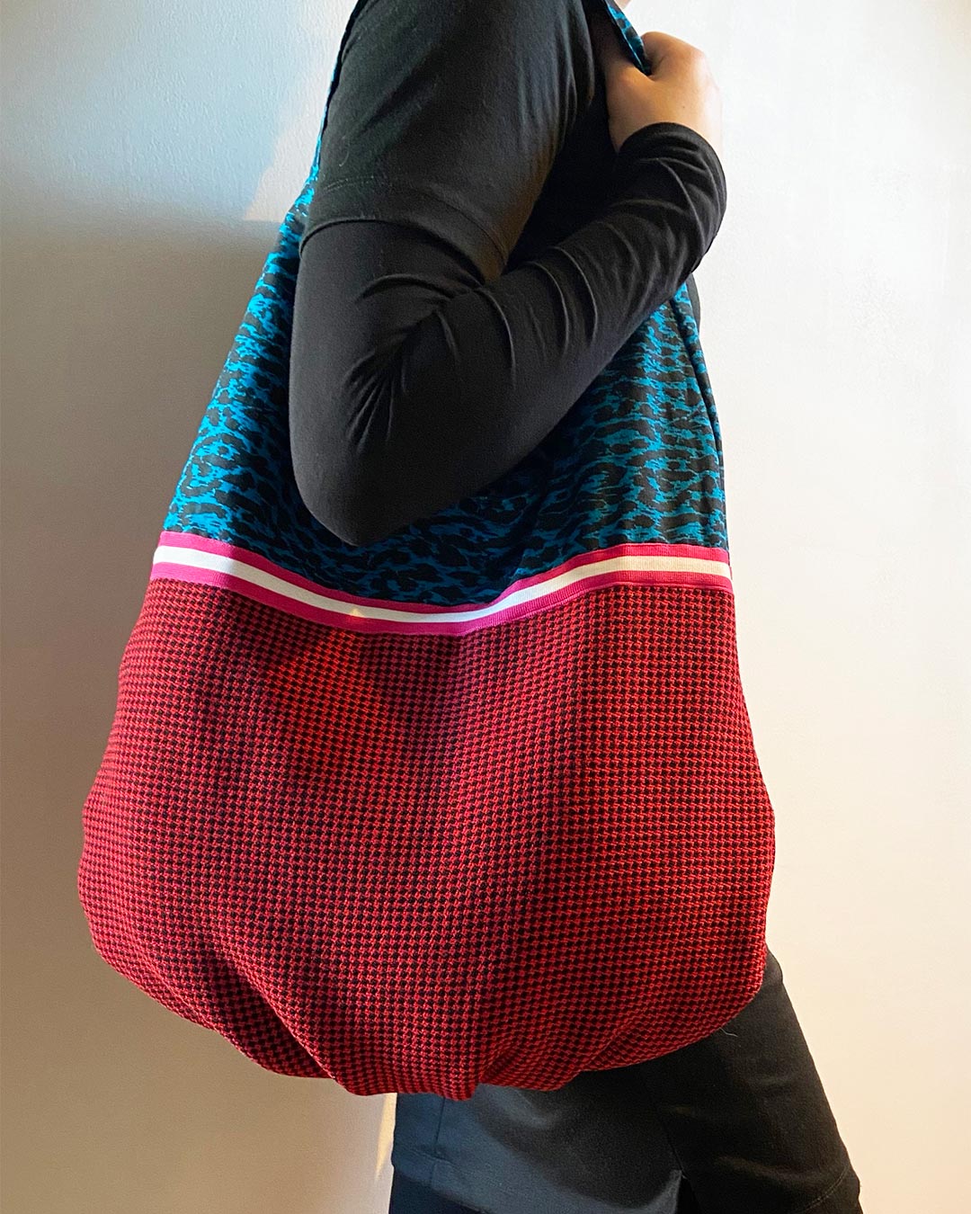 unieke, handgemaakte en kleurrijke hobobag van PIEKS creations met blokjespatroon in zwart met rood en roze sierband - model
