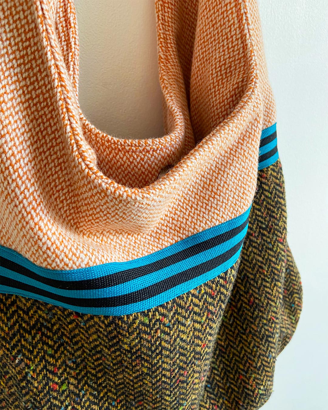 unieke, handgemaakte en kleurrijke hobobag van PIEKS creations in zachte wollen stoffen in oranje bruin en petrol - magneetsluiting