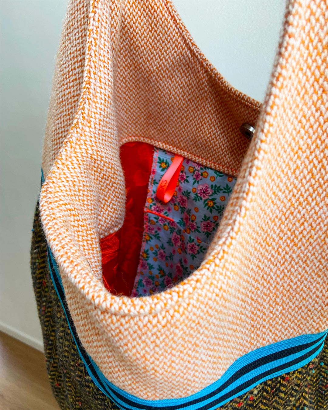 unieke, handgemaakte en kleurrijke hobobag van PIEKS creations in zachte wollen stoffen in oranje bruin en petrol - detail