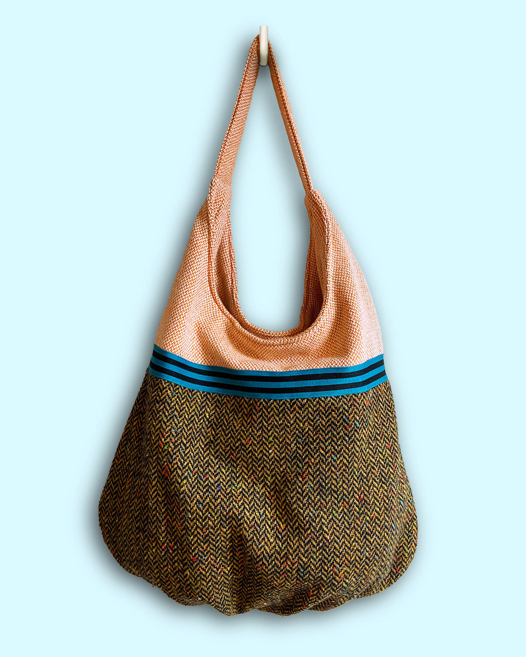 unieke, handgemaakte en kleurrijke hobobag van PIEKS creations in zachte wollen stoffen in oranje bruin en petrol - voorkant