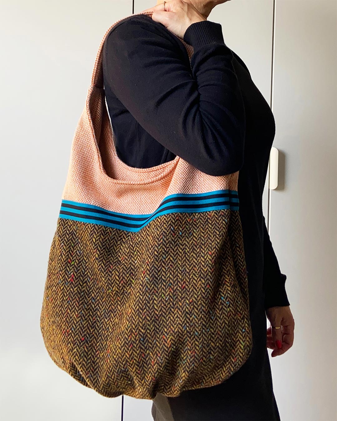 unieke, handgemaakte en kleurrijke hobobag van PIEKS creations in zachte wollen stoffen in oranje bruin en petrol - model
