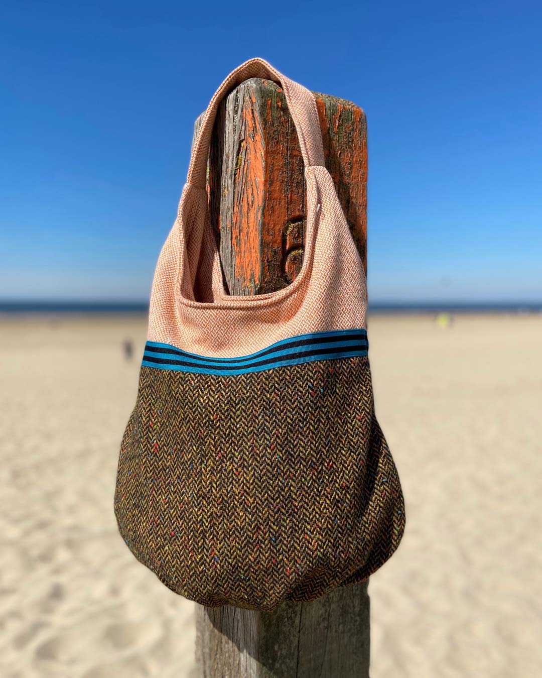 unieke, handgemaakte en kleurrijke hobobag van PIEKS creations in zachte wollen stoffen in oranje bruin en petrol - sfeerfoto