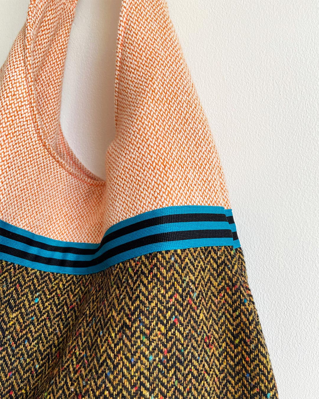 unieke, handgemaakte en kleurrijke hobobag van PIEKS creations in zachte wollen stoffen in oranje bruin en petrol - zijkant
