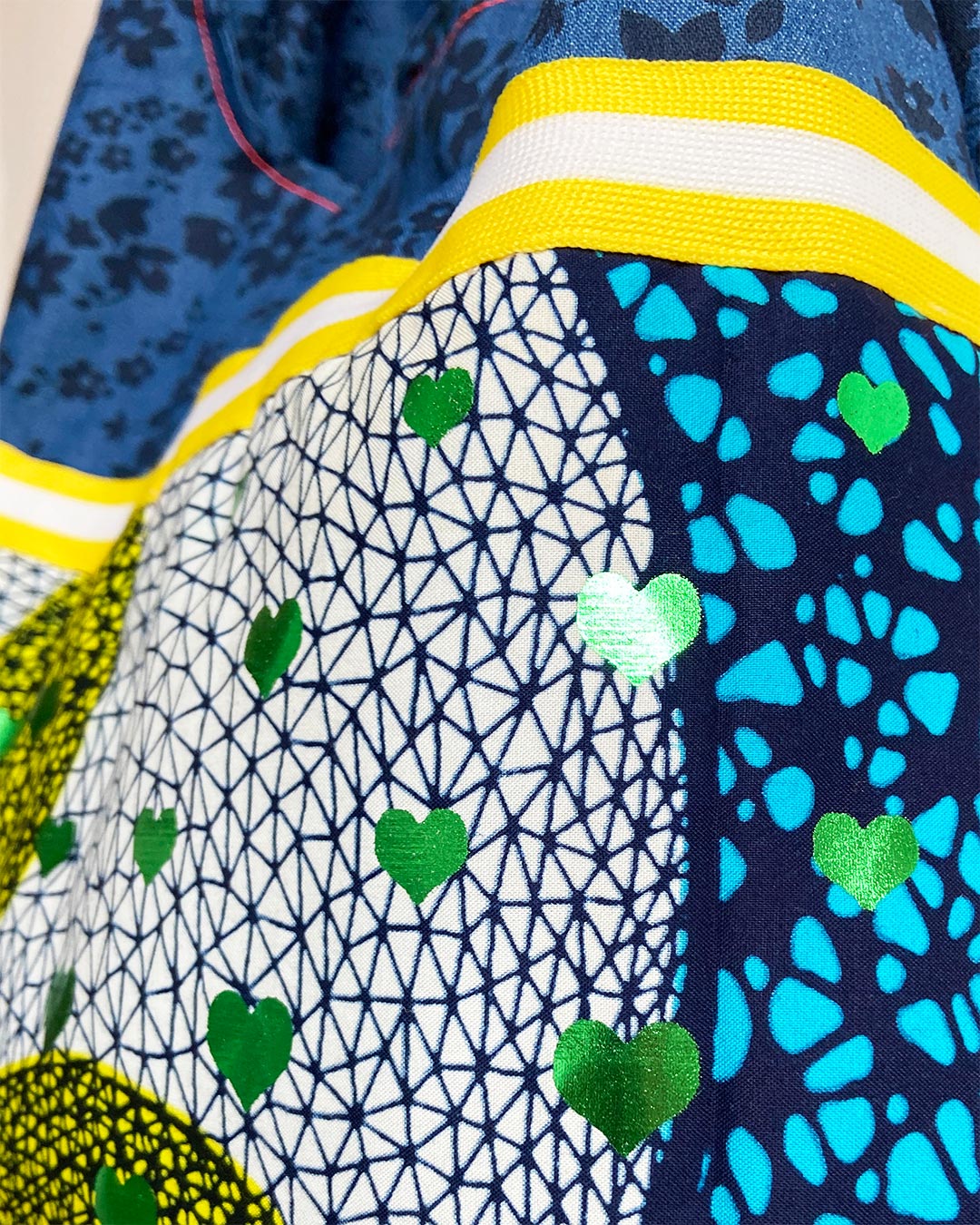 unieke, handgemaakte en kleurrijke hobobag van PIEKS creations met groene metallic hartjes - stoffen