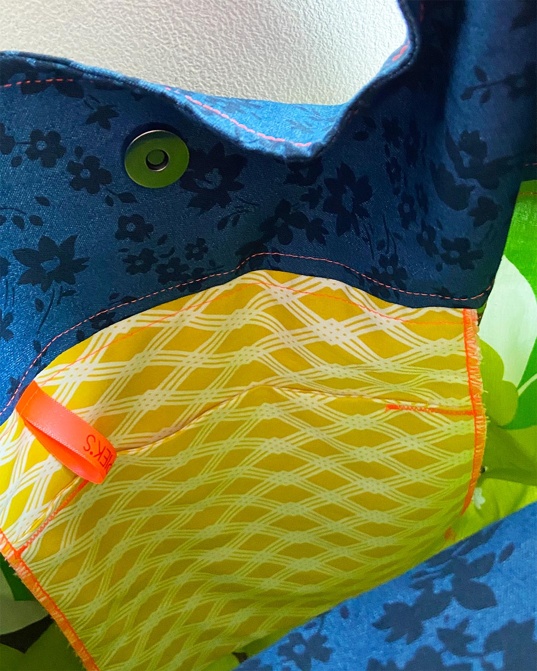 unieke, handgemaakte en kleurrijke hobobag van PIEKS creations met groene metallic hartjes - binnenvakje