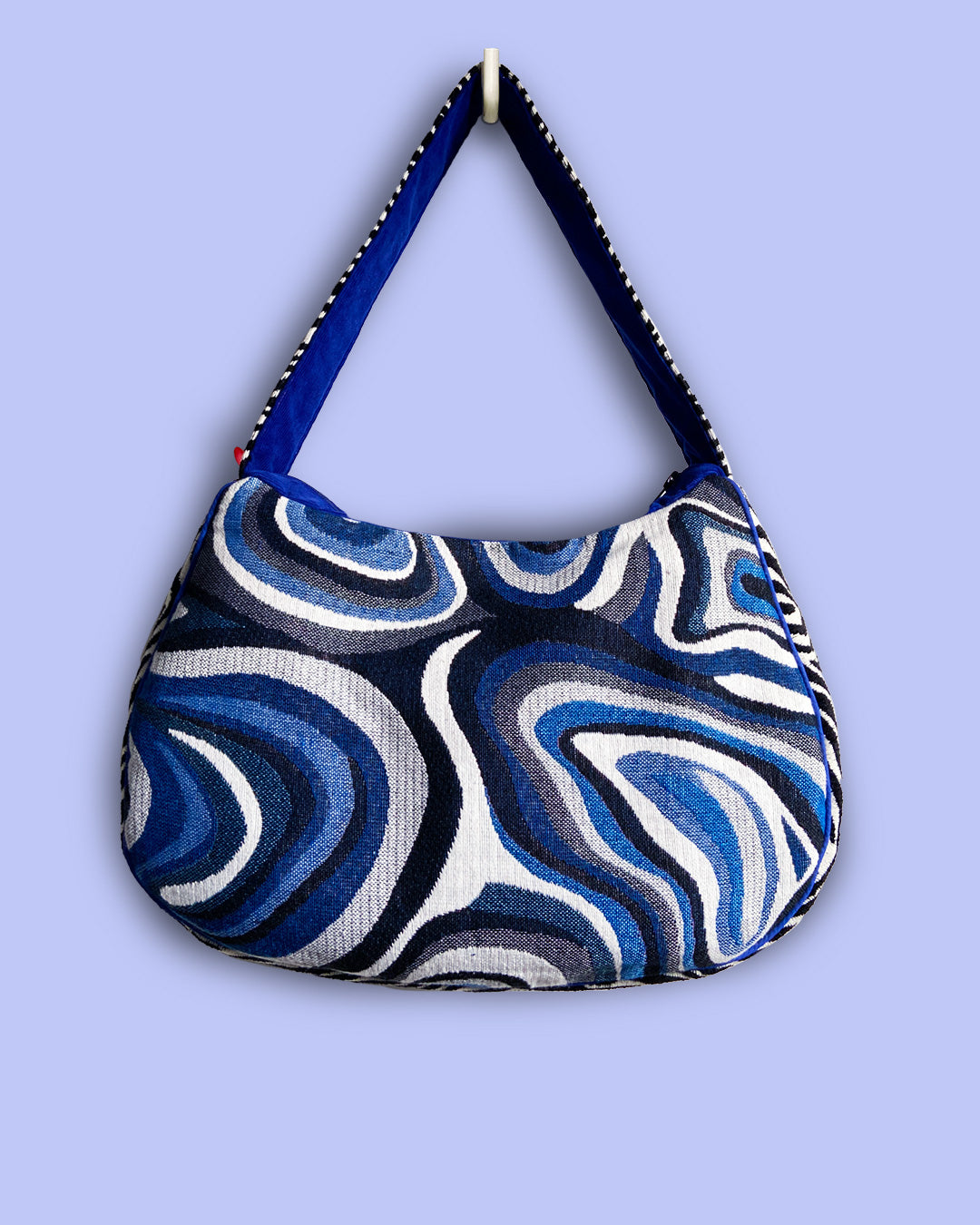 unieke, handgemaakte en stijlvolle schoudertas van PIEKS creations met grafisch patroon in zwart, wit en blauw - voorkant