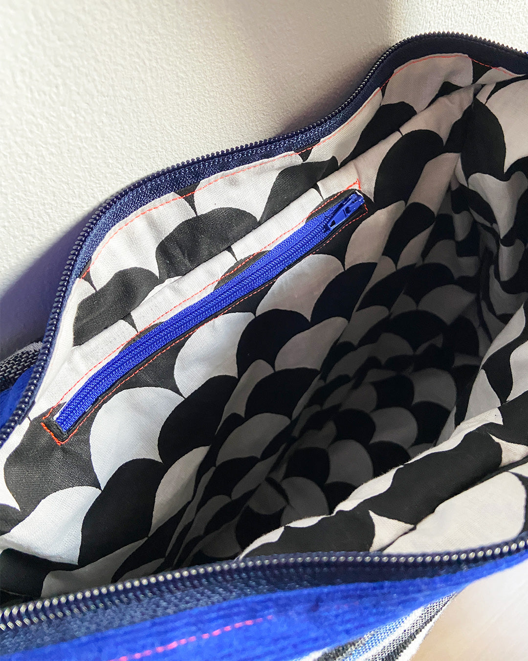 unieke, handgemaakte en stijlvolle schoudertas van PIEKS creations met voering met grafisch patroon in zwart met witte bogen - binnenkant met vakje