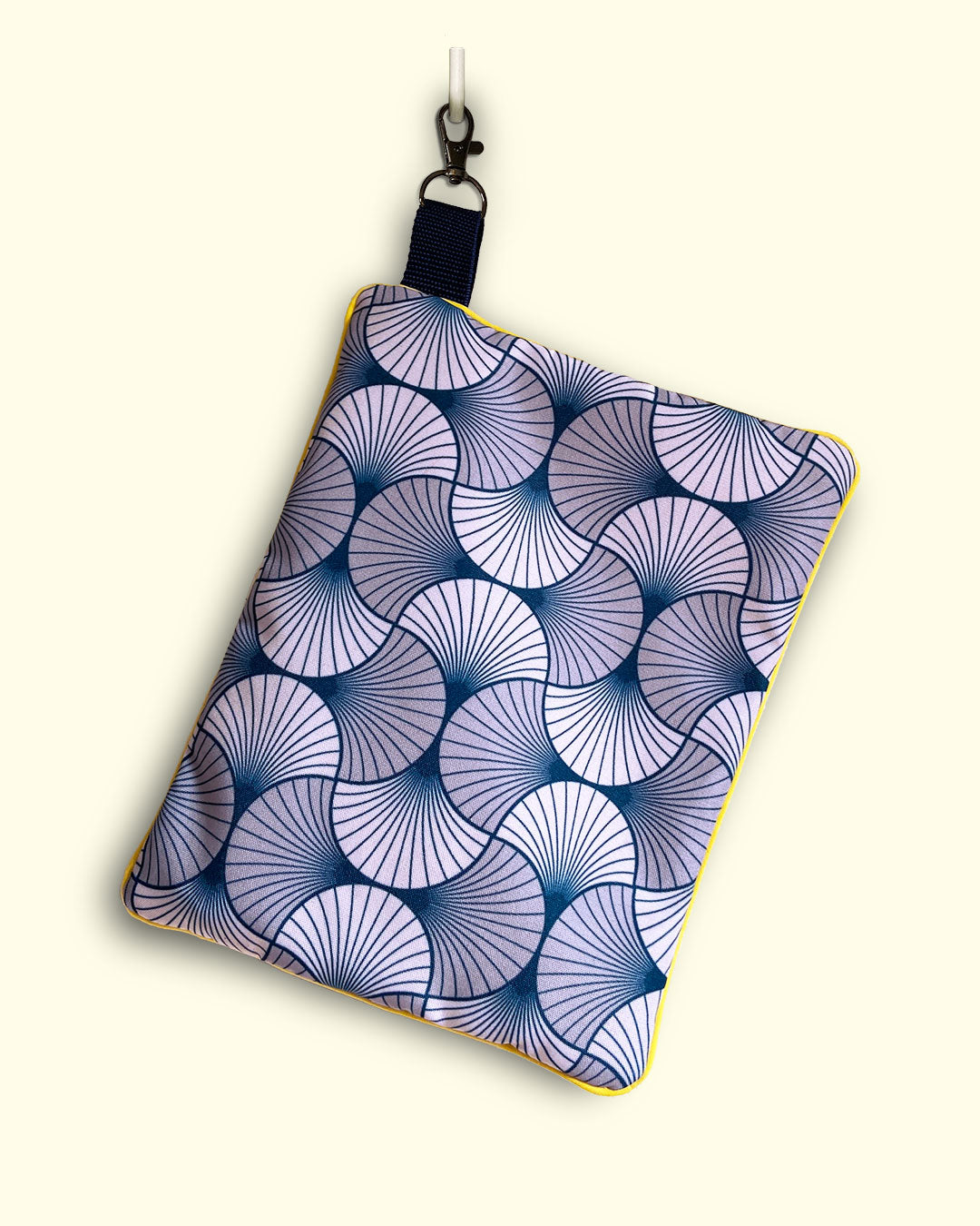 unieke tas en handige bag-in-bag van PIEKScreations met een geometrisch patroon in het blauw - achterkant