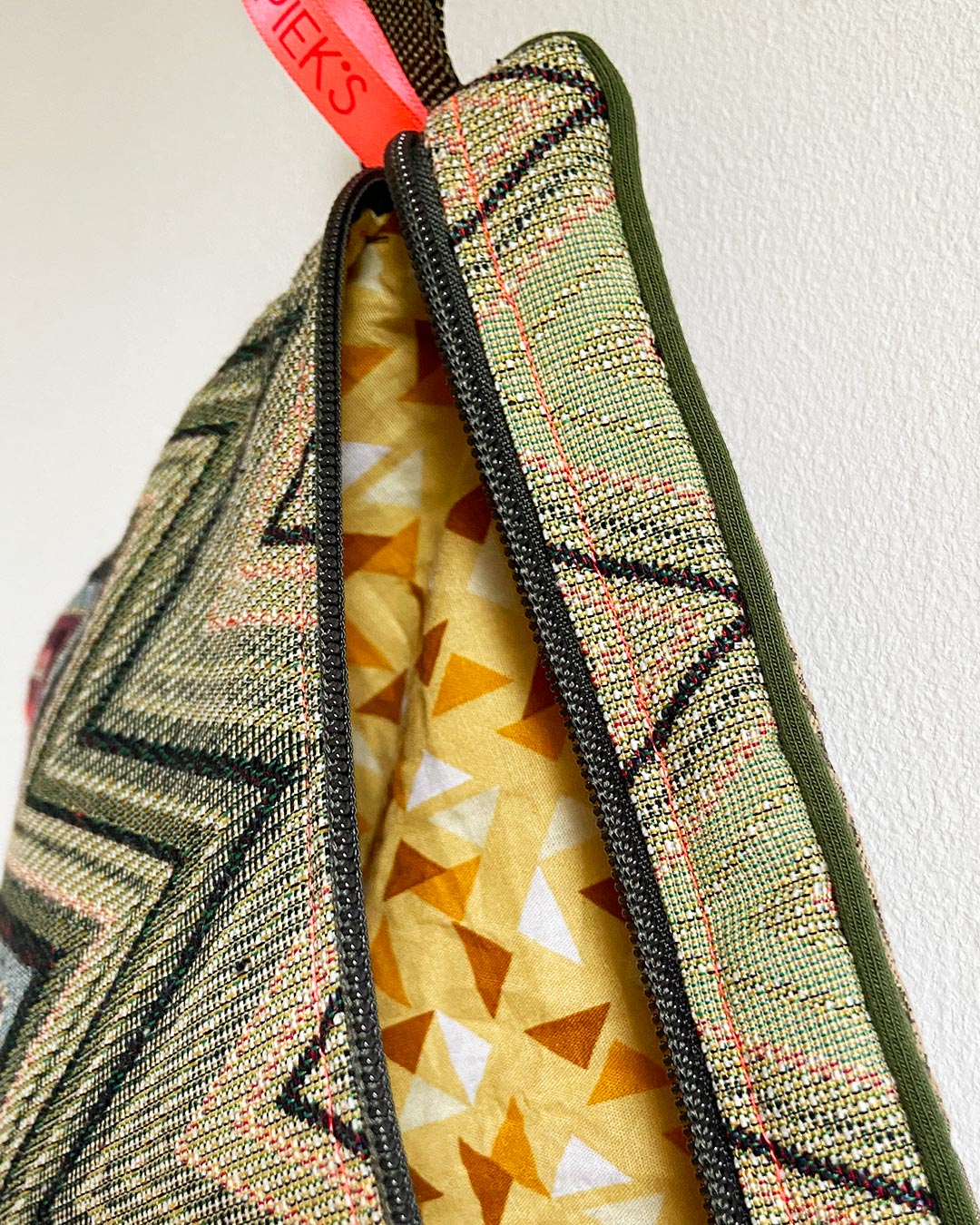 unieke tas en handige bag-in-bag van PIEKScreations met zigzag patroon in legergroene kleur - binnenkant met grafische driehoekjes