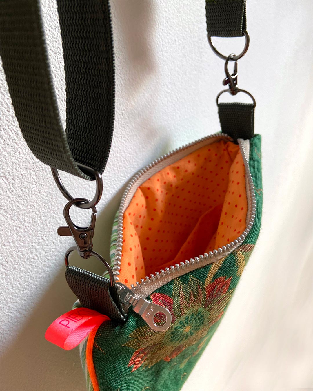 uniek, handgemaakt en kleurrijk handtasje van PIEKS creations groen met bloemen en streepjes en oranje accent - oranje binnenkant