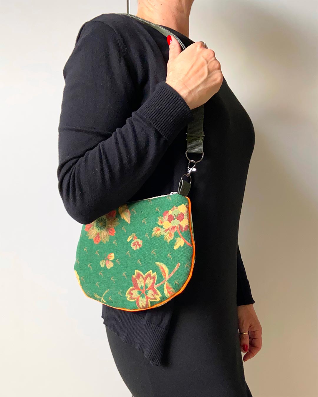 uniek, handgemaakt en kleurrijk handtasje van PIEKS creations groen met bloemen en streepjes en oranje accent - model