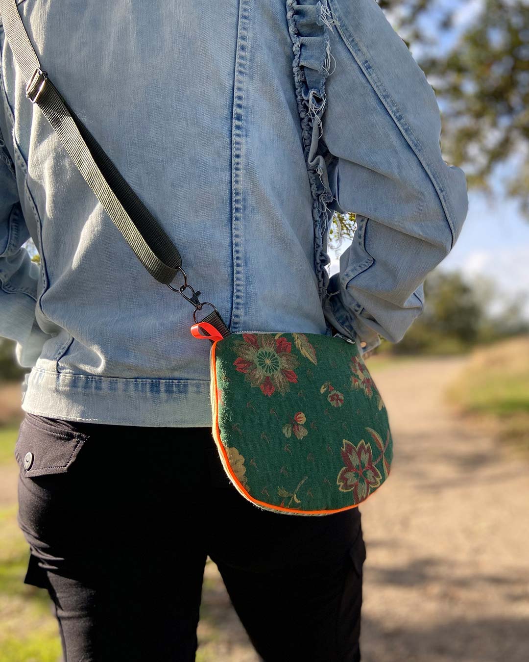 uniek, handgemaakt en kleurrijk handtasje van PIEKS creations groen met bloemen en streepjes en oranje accent - sfeerfoto
