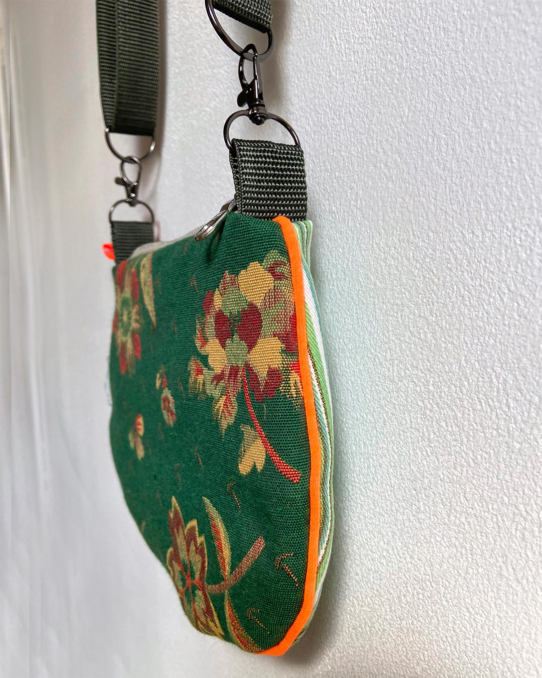 uniek, handgemaakt en kleurrijk handtasje van PIEKS creations groen met bloemen en streepjes en oranje accent - zijkant