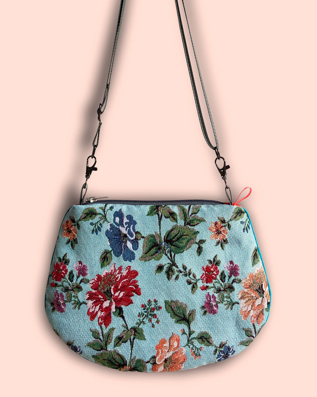 uniek, handgemaakt en kleurrijk handtasje van PIEKS creations met bloemen - achterkant