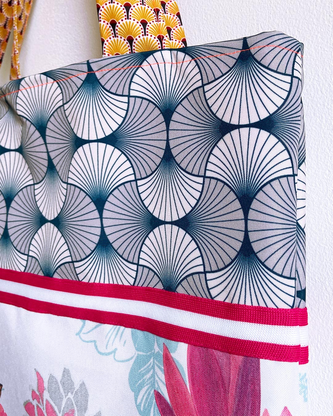unieke, handgemaakte en kleurrijke totebag van PIEKS creations met grafisch patroon en zomerse print - zijkant