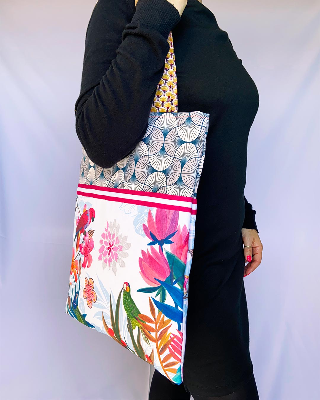 unieke, handgemaakte en kleurrijke totebag van PIEKS creations met grafisch patroon en zomerse print - model