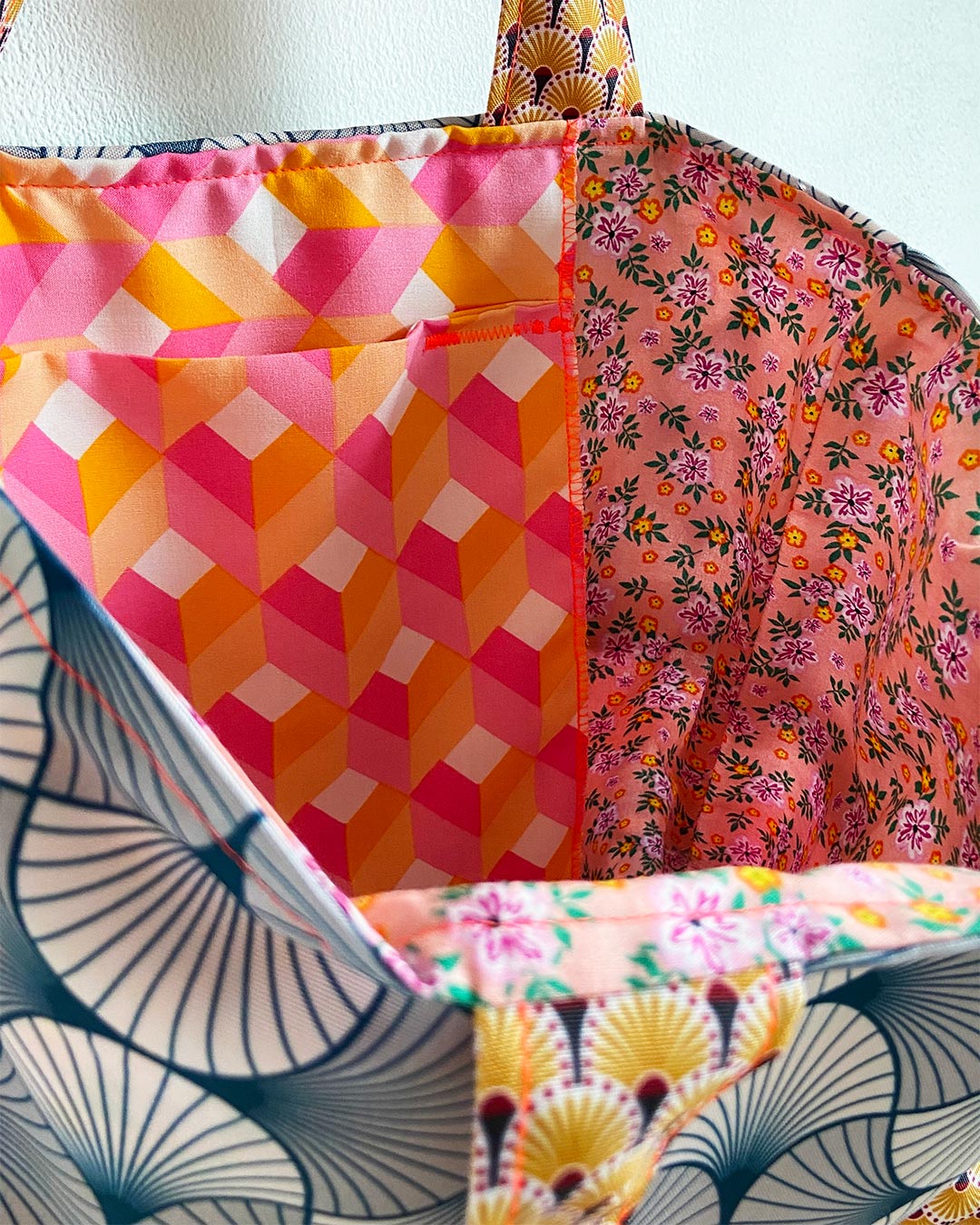 unieke, handgemaakte en kleurrijke totebag van PIEKS creations met grafisch patroon en zomerse print - binnenkant