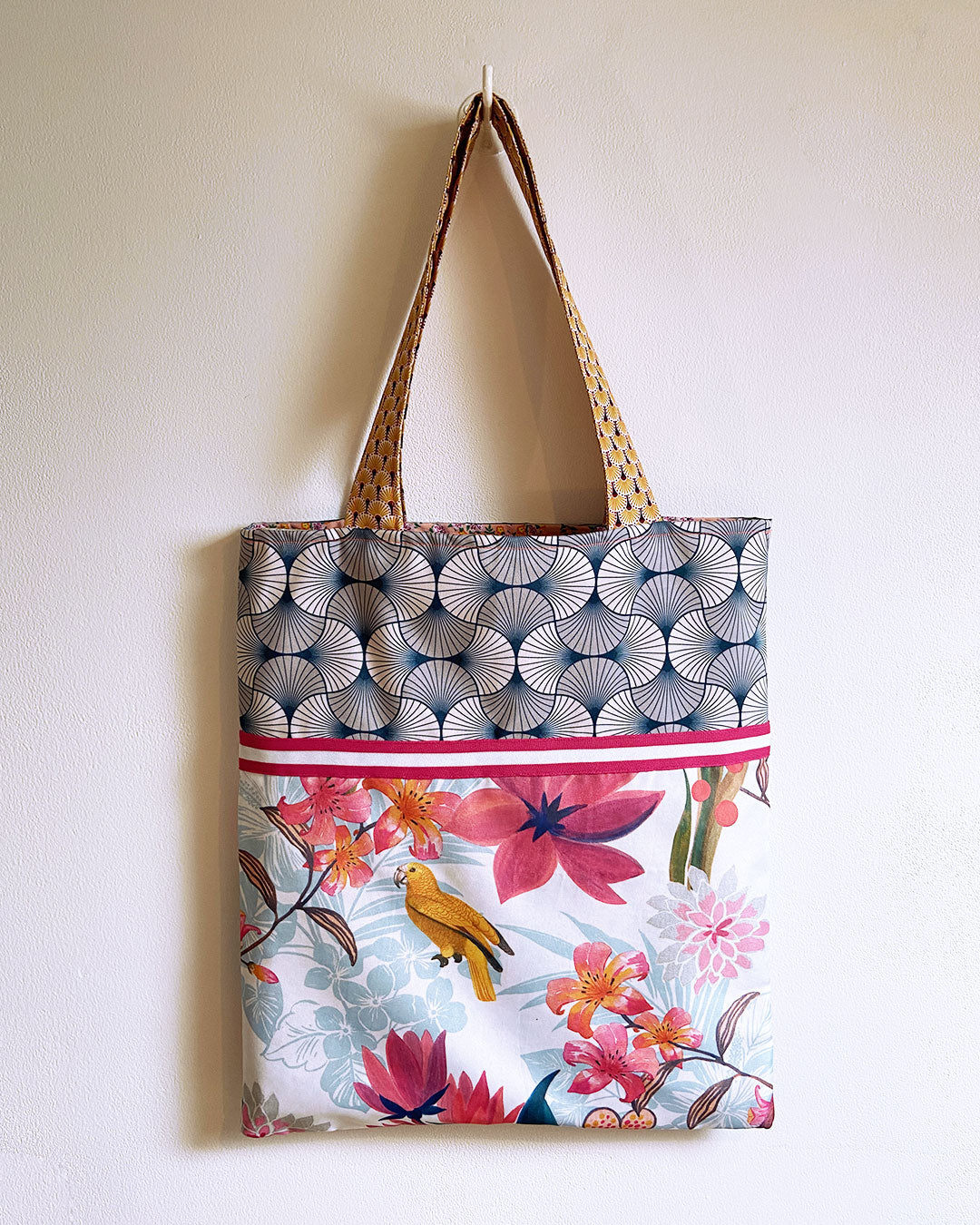 unieke, handgemaakte en kleurrijke totebag van PIEKS creations met grafisch patroon en zomerse print - achterkant