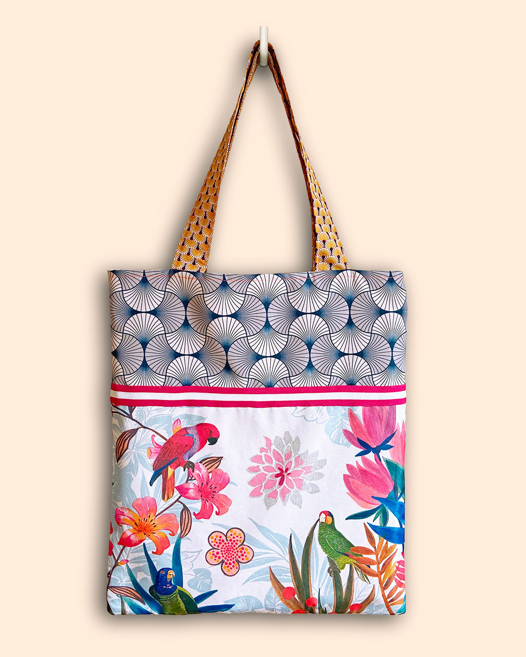 unieke, handgemaakte en kleurrijke totebag van PIEKS creations met grafisch patroon en zomerse print - voorkant