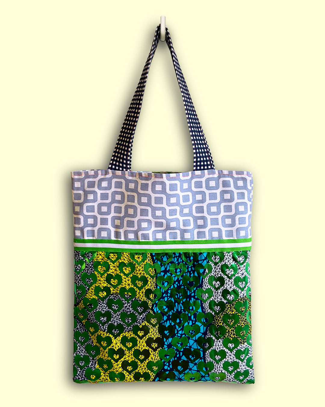 unieke, handgemaakte en kleurrijke totebag van PIEKS creations met groene metallic hartjes- voorkant