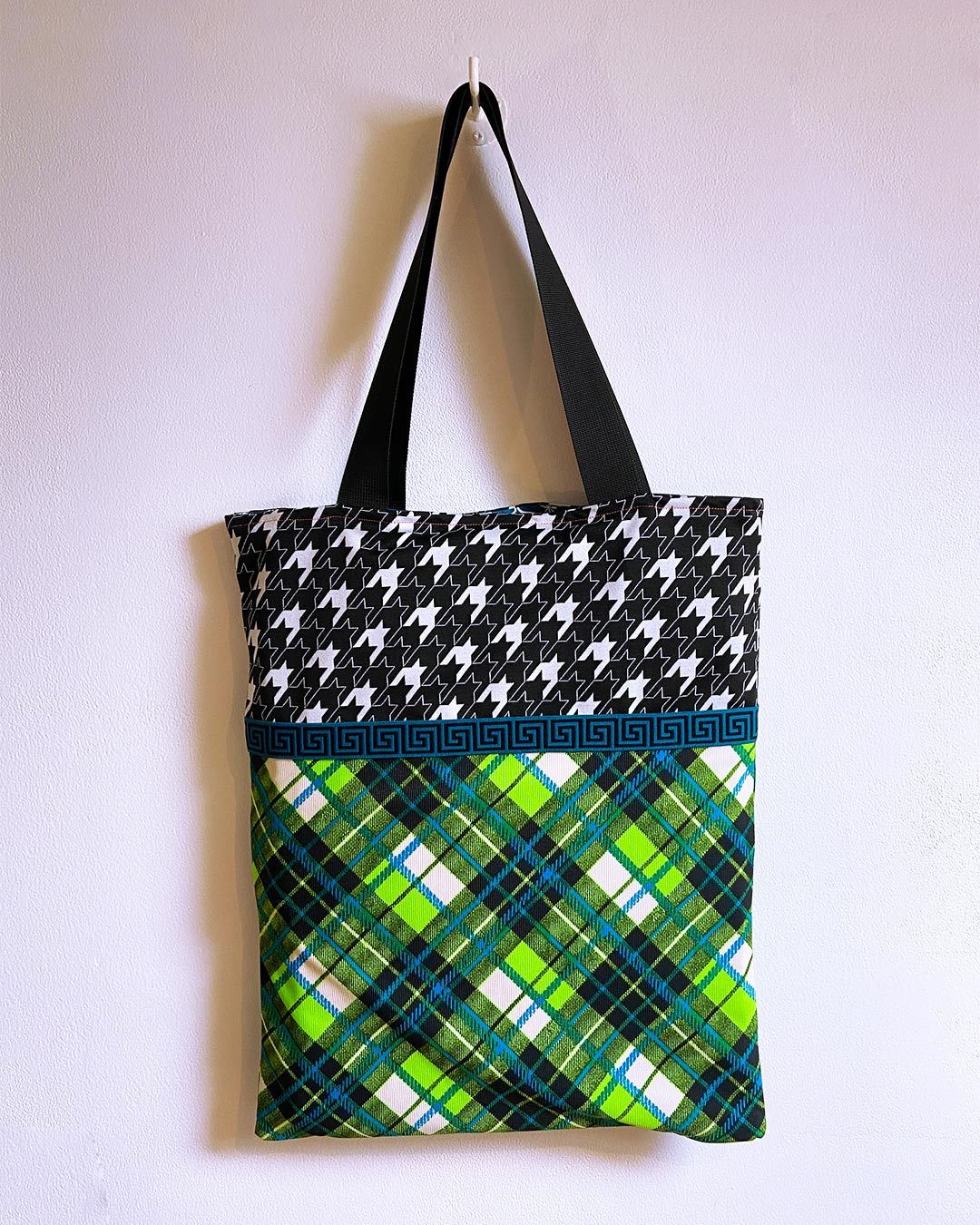 unieke, handgemaakte en kleurrijke totebag van PIEKS creations met pied de poule en moderne schotse ruit - achterkant