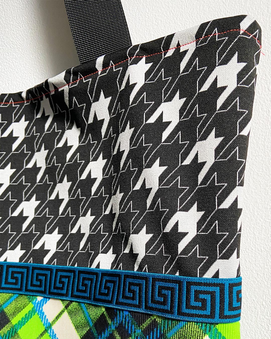 unieke, handgemaakte en kleurrijke totebag van PIEKS creations met pied de poule en moderne schotse ruit - zijkant