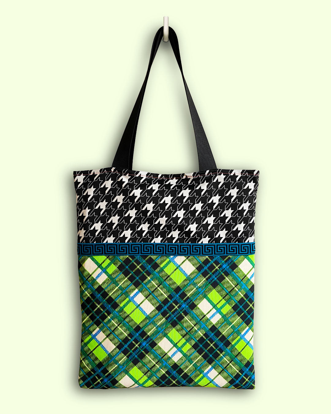 unieke, handgemaakte en kleurrijke totebag van PIEKS creations met pied de poule en moderne schotse ruit - voorkant