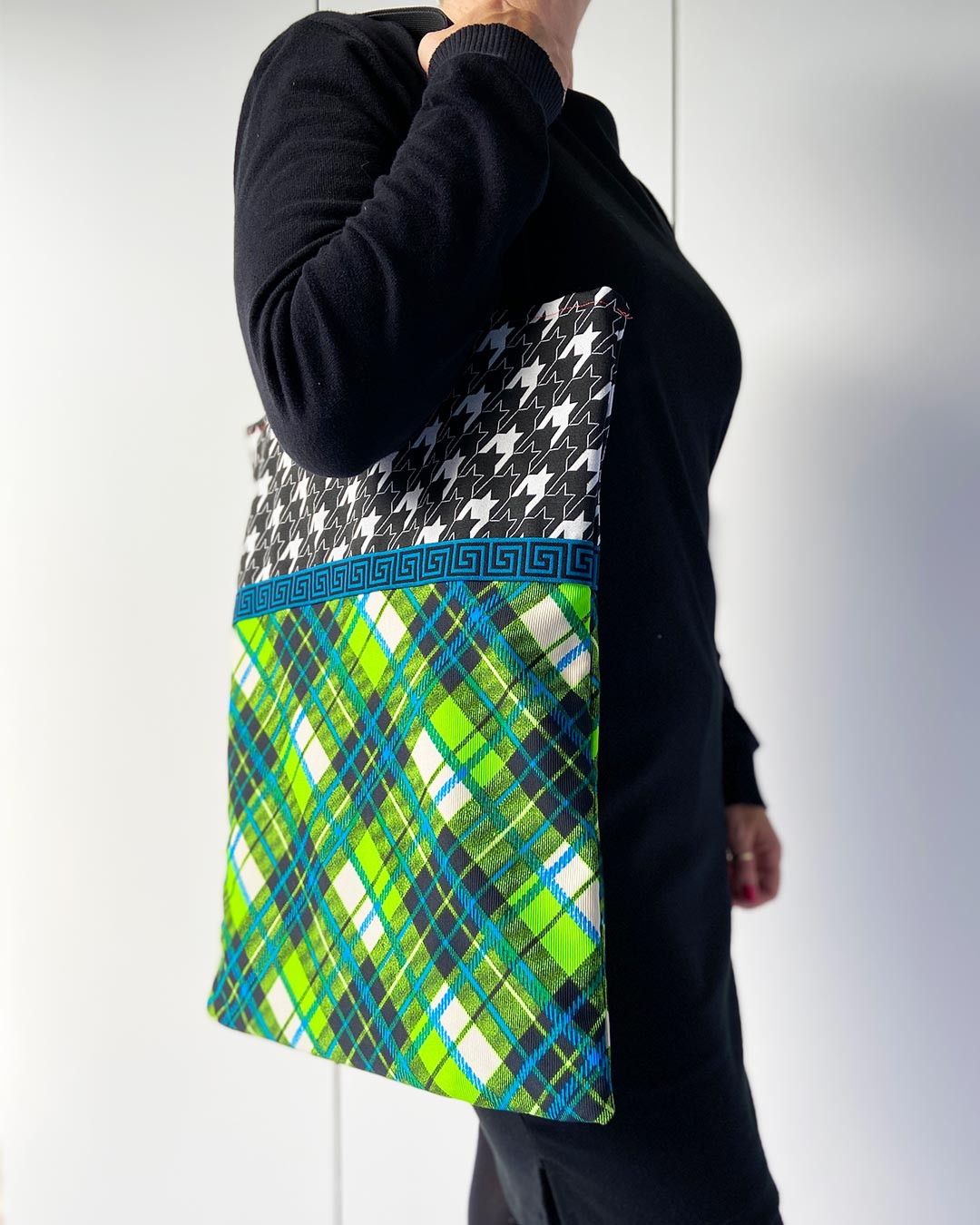 unieke, handgemaakte en kleurrijke totebag van PIEKS creations met pied de poule en moderne schotse ruit - model