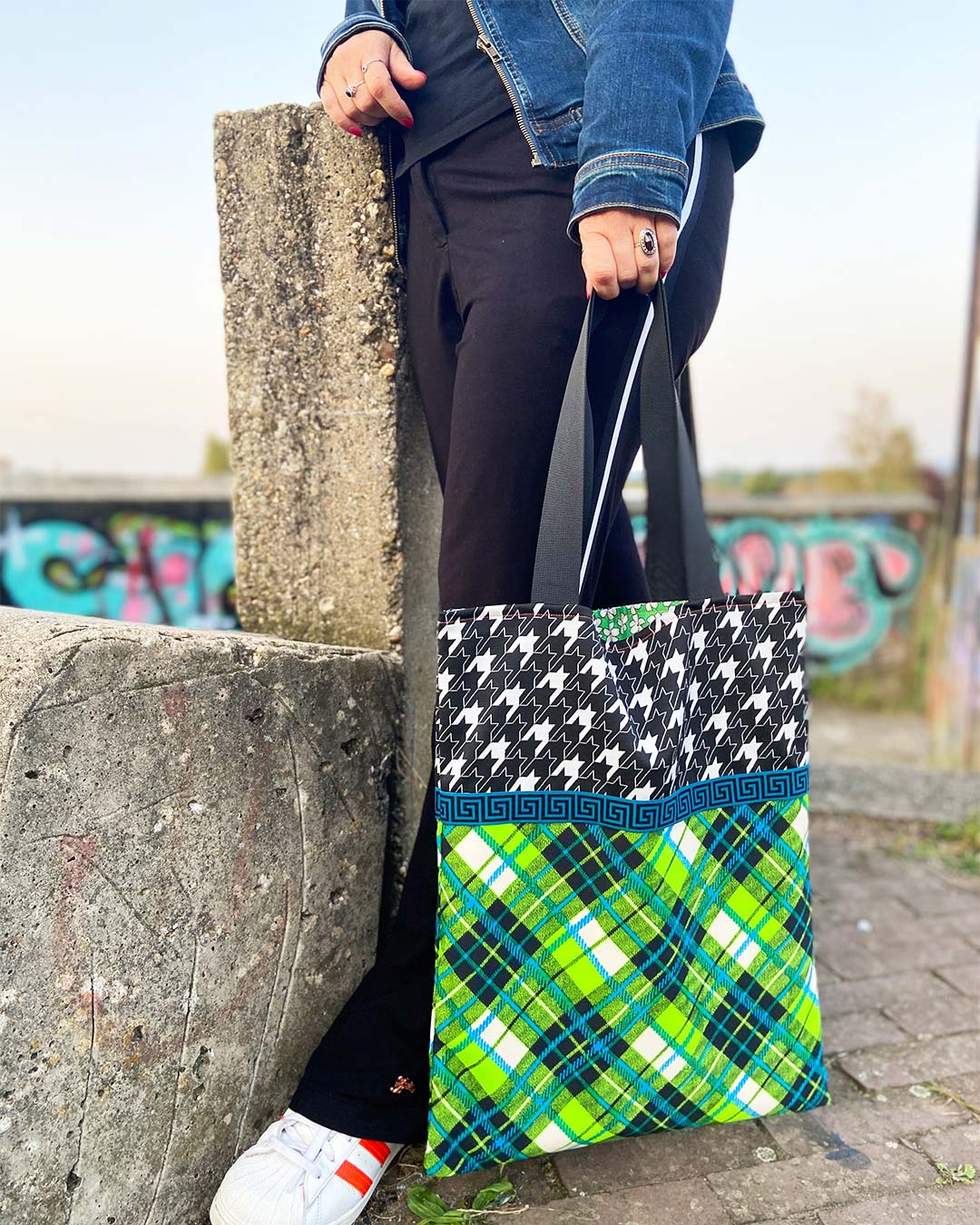 unieke, handgemaakte en kleurrijke totebag van PIEKS creations met pied de poule en moderne schotse ruit - sfeerfoto