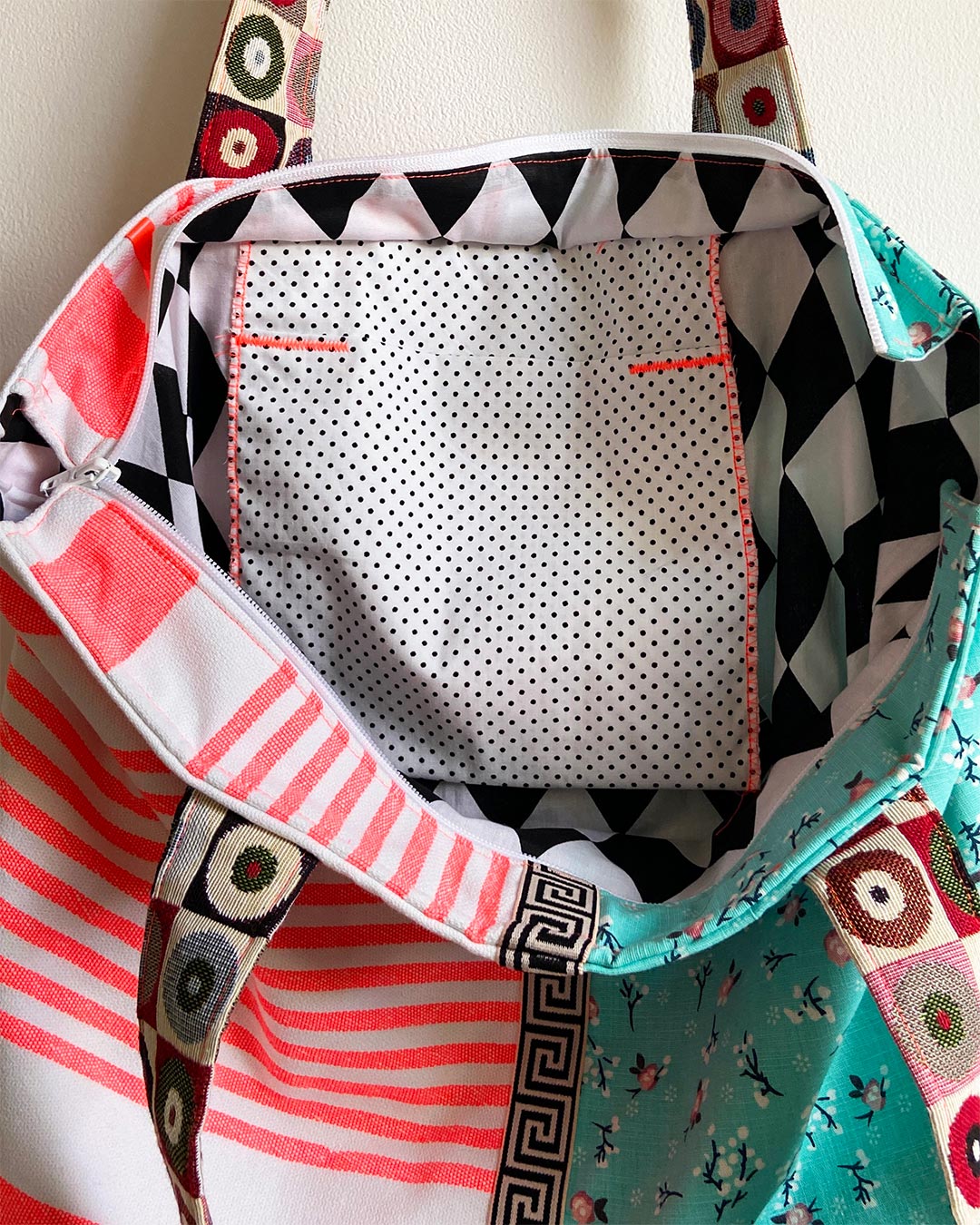 unieke, handgemaakte en kleurrijke shopper van PIEKS creations met lieve bloemetjes en stoere strepen - binnenvakje