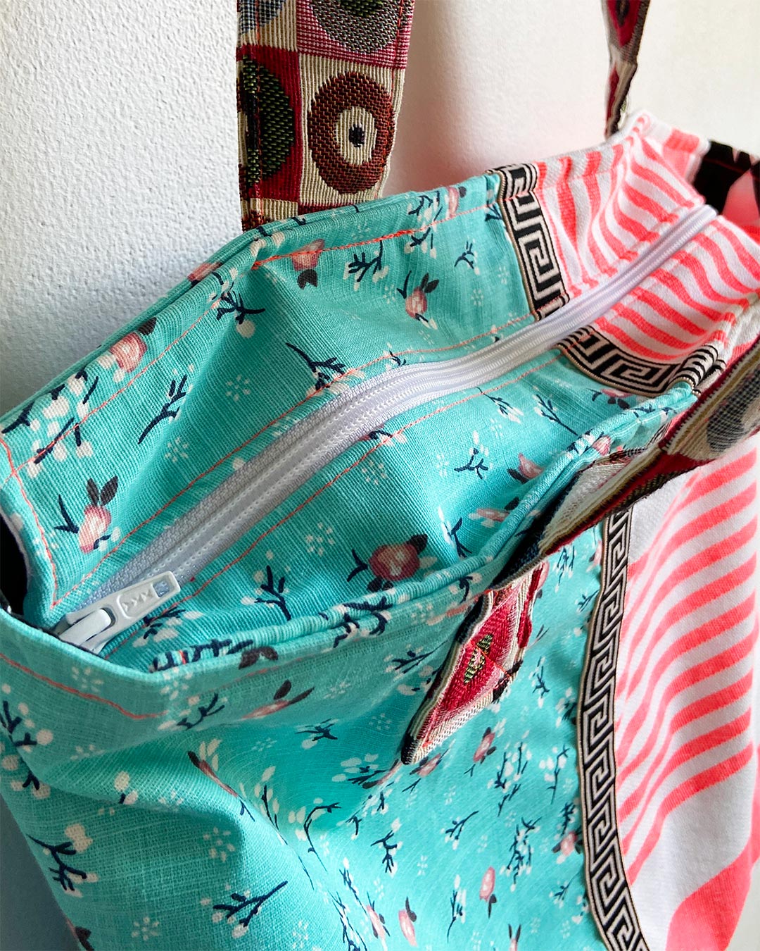 unieke, handgemaakte en kleurrijke shopper van PIEKS creations met lieve bloemetjes en stoere strepen - bovenkant met rits