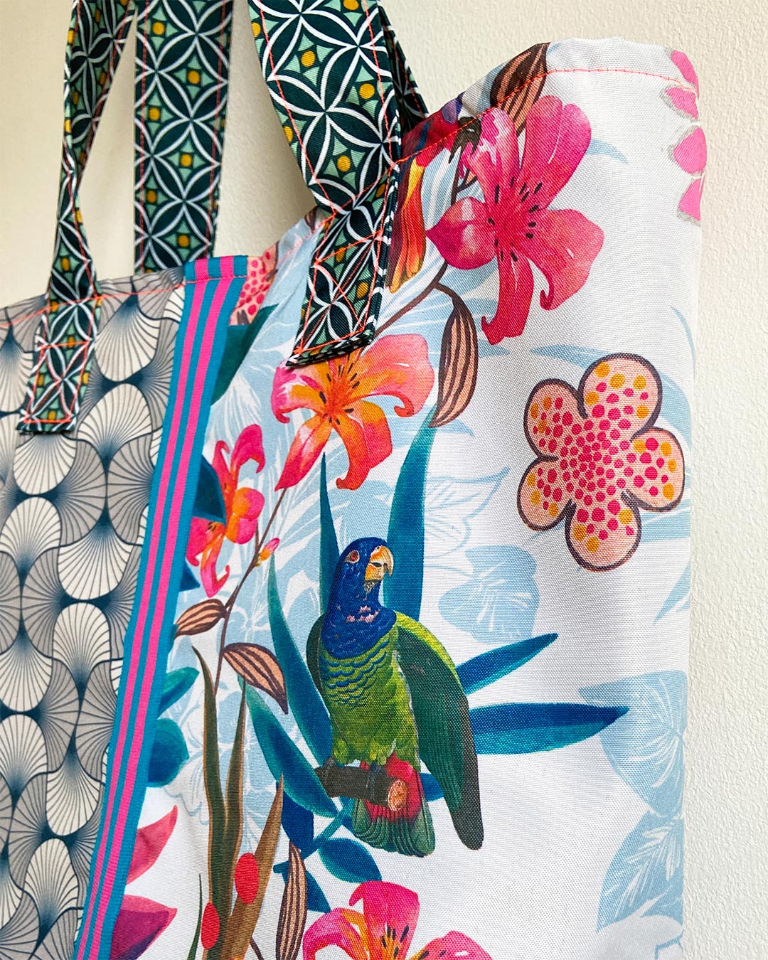 unieke, handgemaakte en kleurrijke shopper van PIEKS creations met zomerse print en grafisch patroon - zijkant