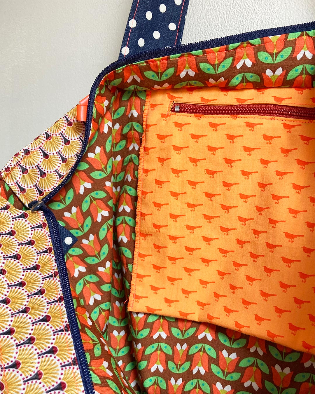 unieke, handgemaakte en kleurrijke shopper van PIEKS creations met grafisch patroon en botanische print - close up