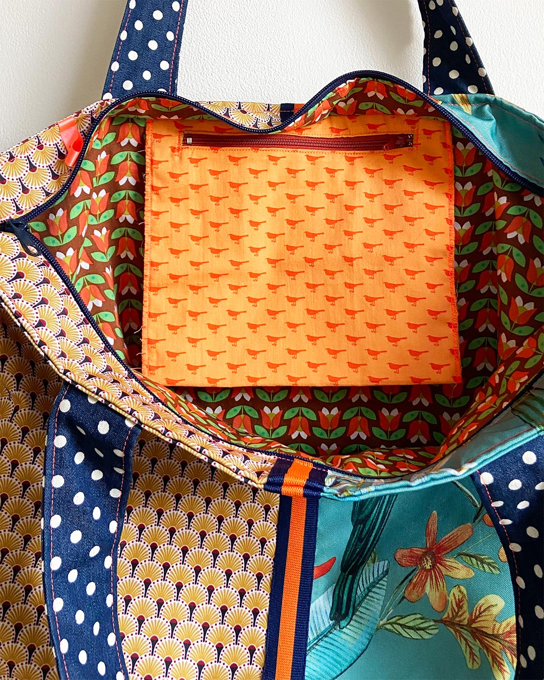 unieke, handgemaakte en kleurrijke shopper van PIEKS creations met grafisch patroon en botanische print - binnenvakje met rits