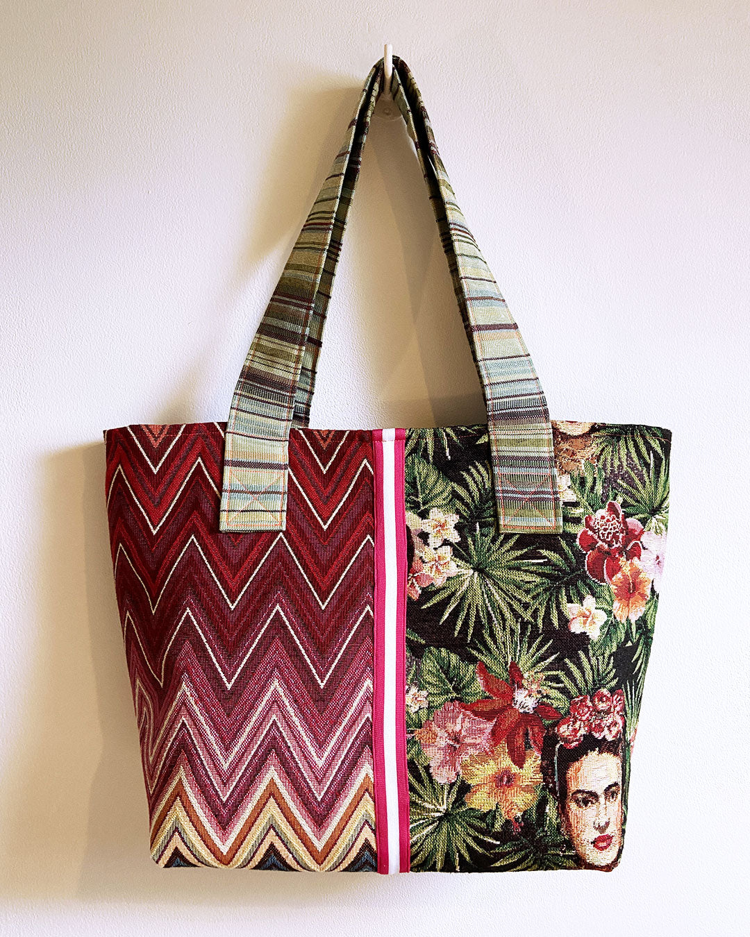 unieke, handgemaakte en kleurrijke shopper van PIEKS creations met grafisch patroon in rood en botatanische print met Frieda Kahlo - achterkant