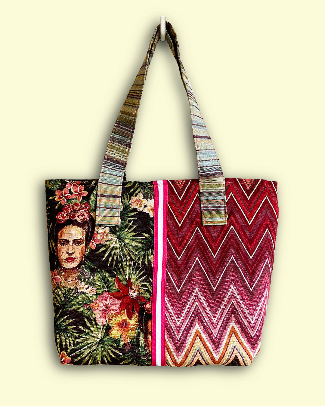 unieke, handgemaakte en kleurrijke shopper van PIEKS creations met grafisch patroon in rood en botatanische print met Frieda Kahlo - voorkant