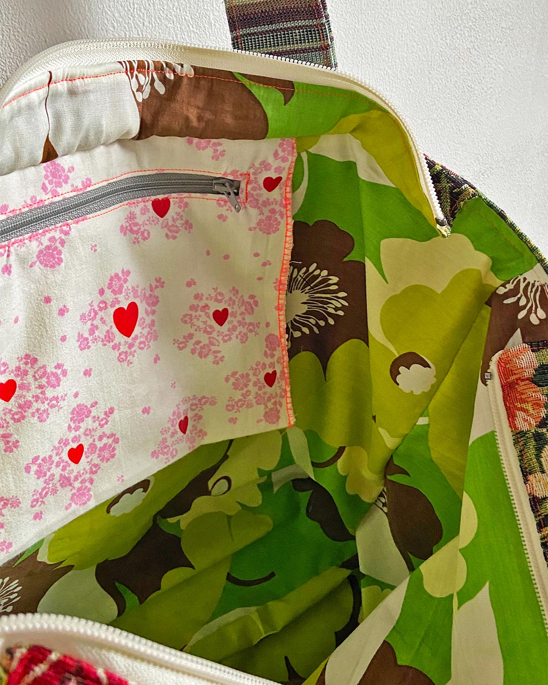unieke, handgemaakte en kleurrijke shopper van PIEKS creations met grafisch patroon in rood en botatanische print met Frieda Kahlo - binnenkant