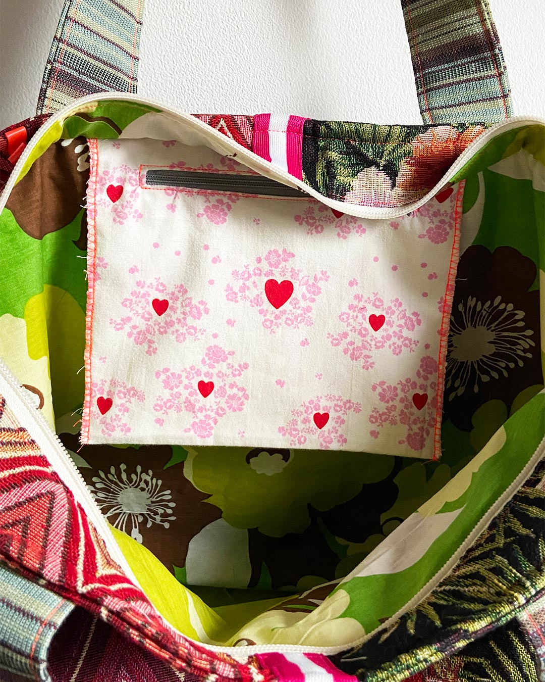 unieke, handgemaakte en kleurrijke shopper van PIEKS creations met grafisch patroon in rood en botatanische print met Frieda Kahlo - binnenvakje