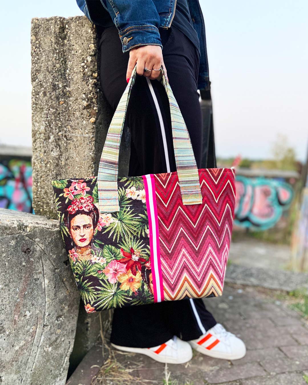 unieke, handgemaakte en kleurrijke shopper van PIEKS creations met grafisch patroon in rood en botatanische print met Frieda Kahlo - sfeerfoto