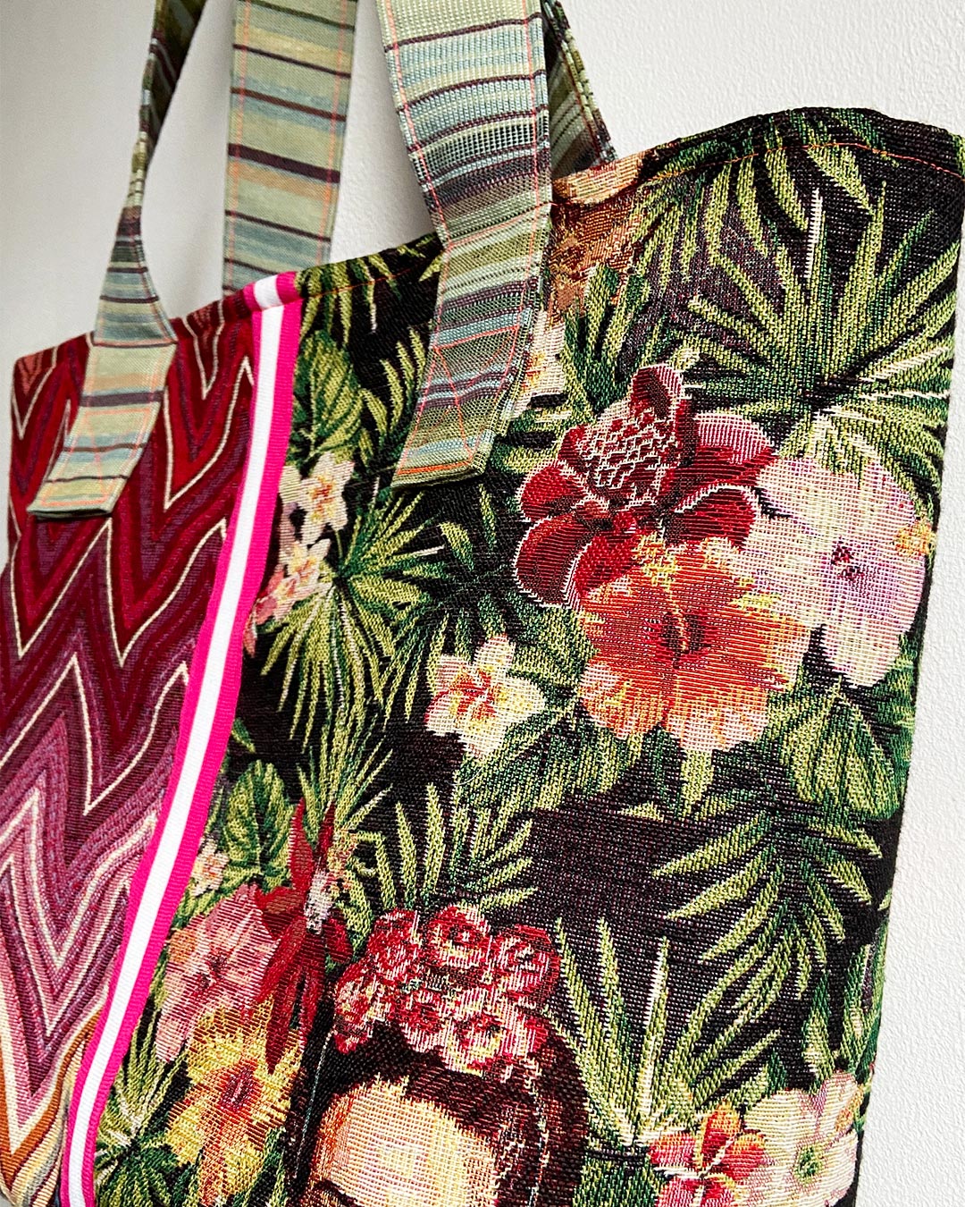 unieke, handgemaakte en kleurrijke shopper van PIEKS creations met grafisch patroon in rood en botatanische print met Frieda Kahlo - zijkant
