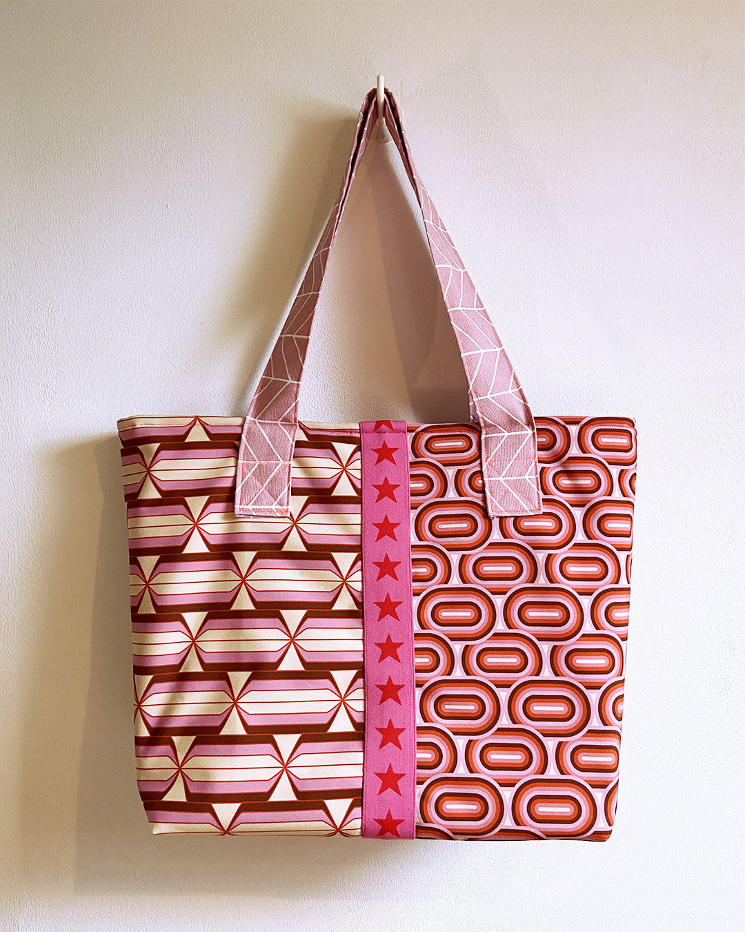 unieke, handgemaakte en kleurrijke shopper van PIEKS creations met grafisch patroon in retro stijl - achterkant