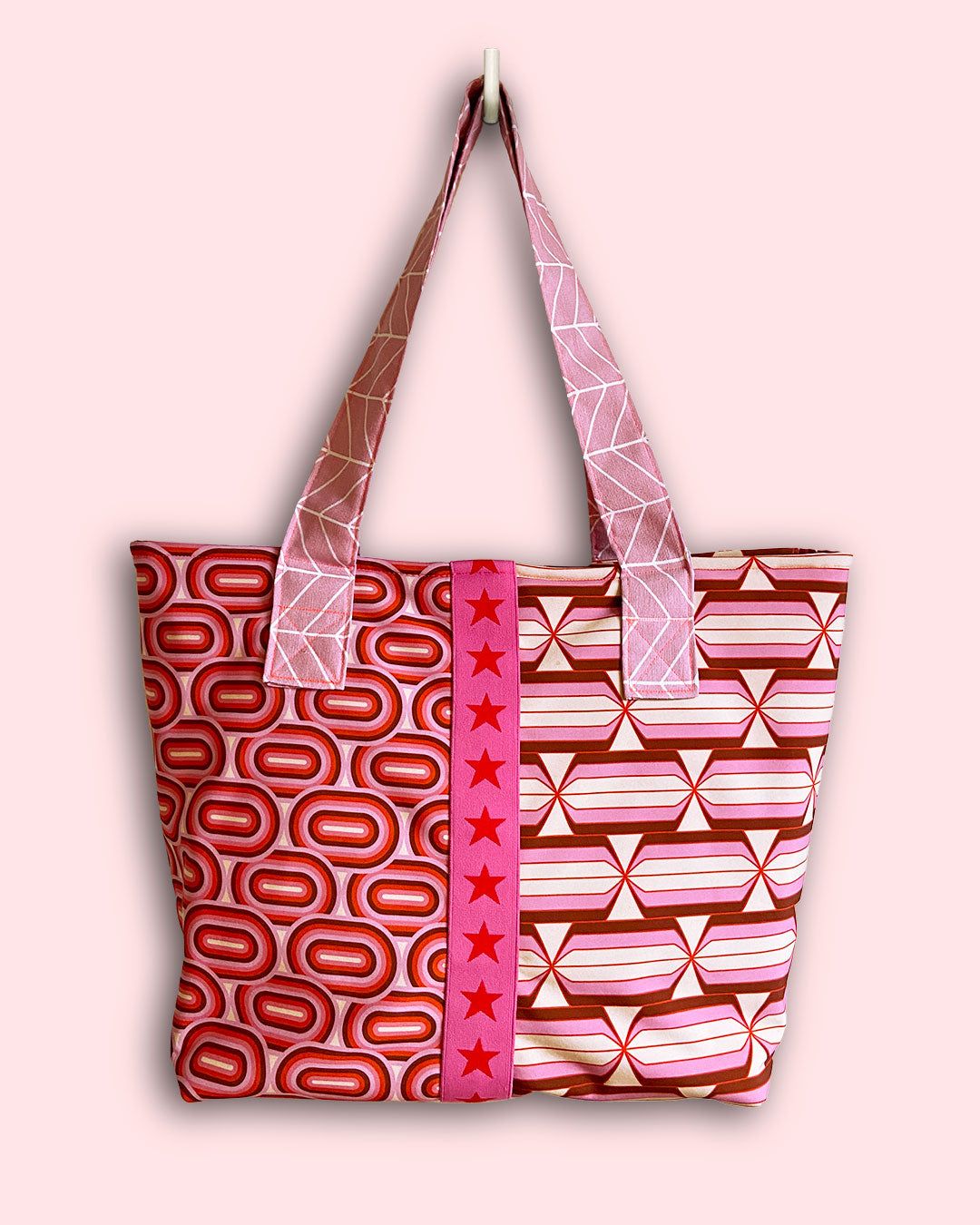 unieke, handgemaakte en kleurrijke shopper van PIEKS creations met grafisch patroon in retro stijl - voorkant