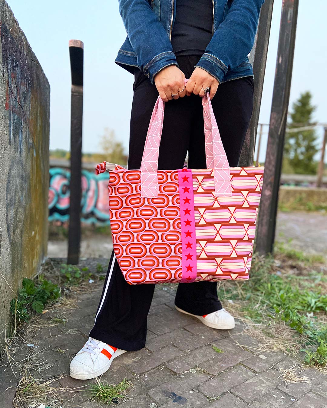 unieke, handgemaakte en kleurrijke shopper van PIEKS creations met grafisch patroon in retro stijl - sfeerfoto