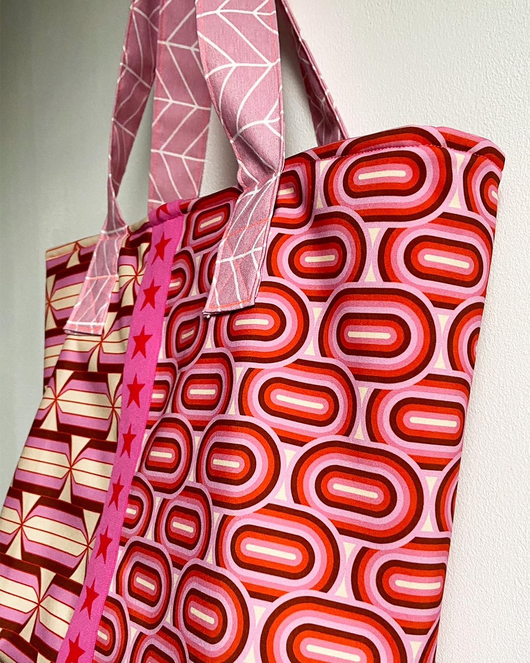 unieke, handgemaakte en kleurrijke shopper van PIEKS creations met grafisch patroon in retro stijl - zijkant