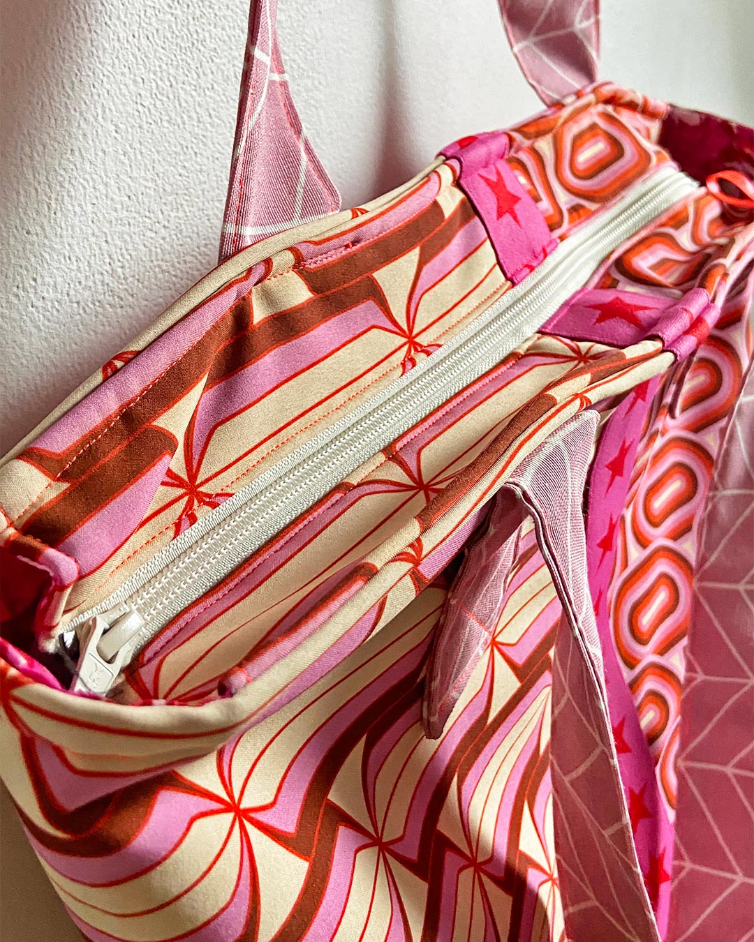 unieke, handgemaakte en kleurrijke shopper van PIEKS creations met grafisch patroon in retro stijl - bovenkant met rits