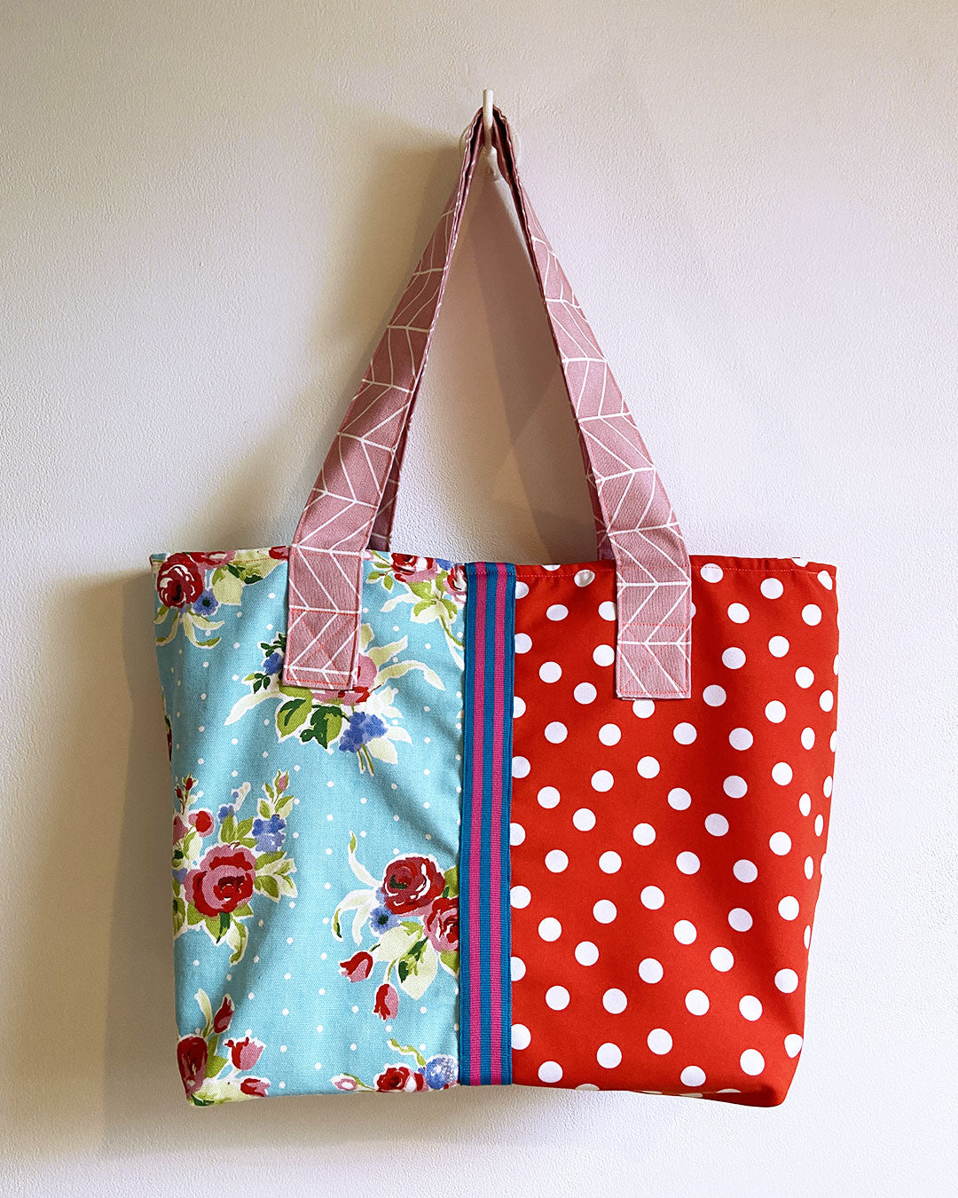 unieke, handgemaakte en kleurrijke shopper van PIEKS creations met bloemenpatroon en witte polka dot - achterkant