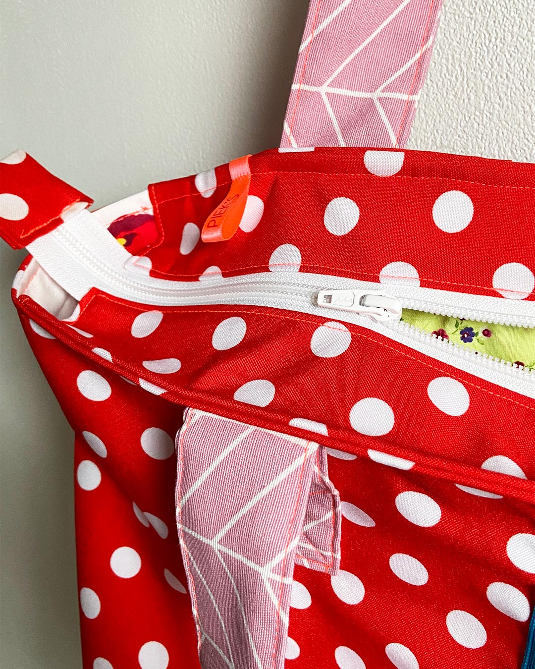 unieke, handgemaakte en kleurrijke shopper van PIEKS creations met bloemenpatroon en witte polka dot - bovenkant met rits