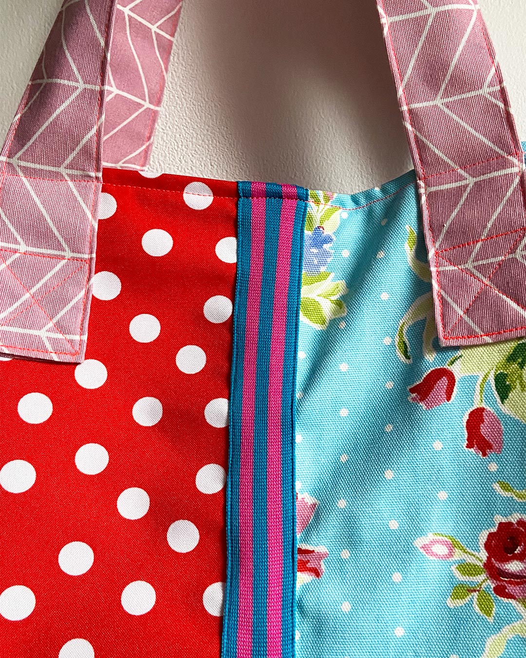 unieke, handgemaakte en kleurrijke shopper van PIEKS creations met bloemenpatroon en witte polka dot - stoffen