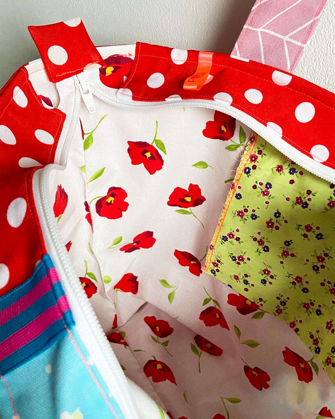 unieke, handgemaakte en kleurrijke shopper van PIEKS creations met bloemenpatroon en witte polka dot - binnenkant met klaprozen